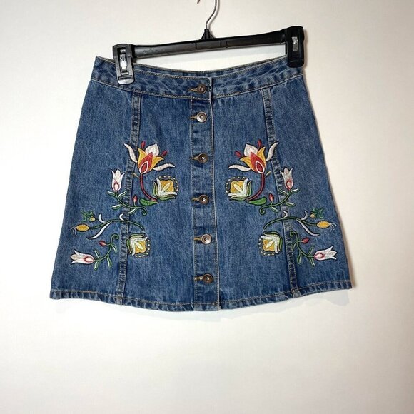 Haute Rogue Denim Mini Skirt Womens Size S Blue Embroidered Floral Buttonfly - Picture 1 of 7